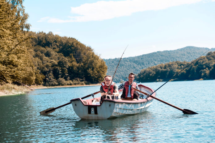 De Ce Să Mergi cu Barca la Pescuit: Beneficii și Plăceri ale Pescuitului la Bordo