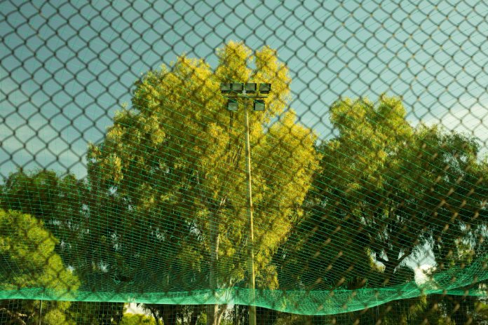 Este plasa de umbrire potrivită pentru utilizarea în zonele urbane?