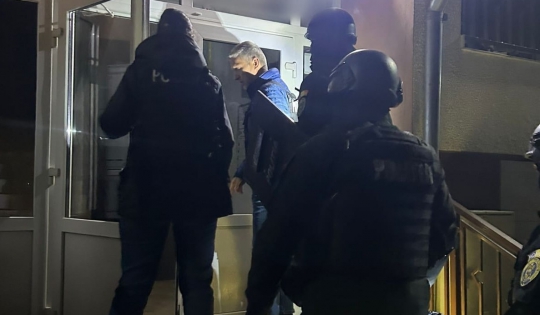 DESCINDERI LA LOCUINȚELE UNUI BĂRBAT CERCETAT PENTRU FRAUDĂ FISCALĂ