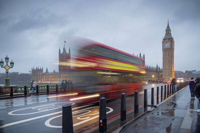 Doi indivizi reținuți după ce pasageri multipli au fost atacați cu cuțitul într-un tren Doi indivizi reținuți după ce pasageri multipli au fost atacați cu cuțitul într-un tren