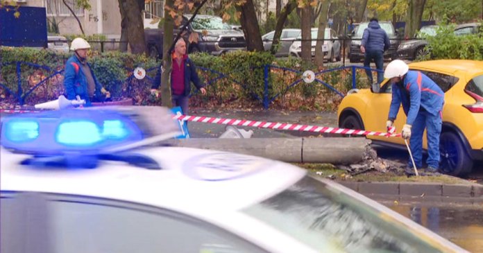 Incident major în București: un stâlp electric a căzut pe bulevard după ce a fost lovit de un autoturism. O persoană a fost rănită.