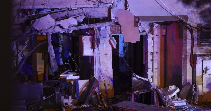 Momentul colapsului tavanului dintre parter și primul etaj al blocului deteriorat de explozia din Buftea