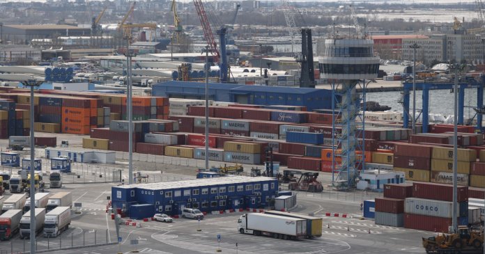 Două morți în Portul Constanţa, din cauza exploziilor anvelopei unui echipament