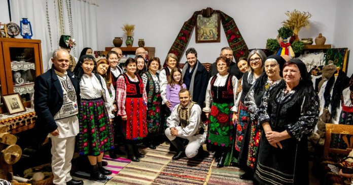 Nicușor Dan a marcat Crăciunul în localitatea natală a bunicilor săi. Răspunsul locuitorilor la venirea președintelui.