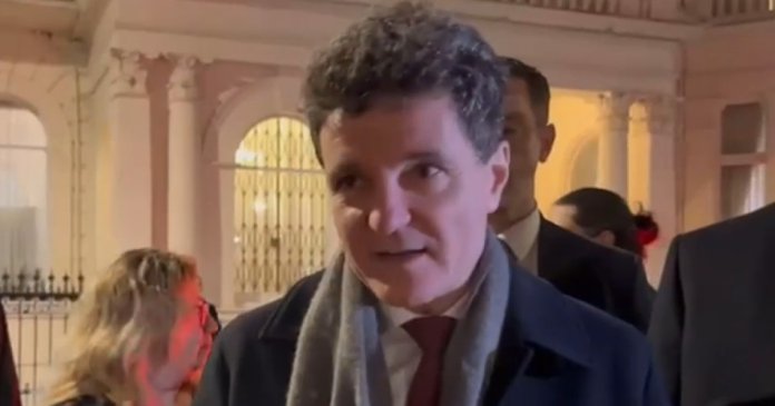 Românii din Londra l-au primit pe președinte în incinta ambasadei: „Nicușoare, nu te mai întârzia, apără Justiția”. Mesajul pentru cetățeni.