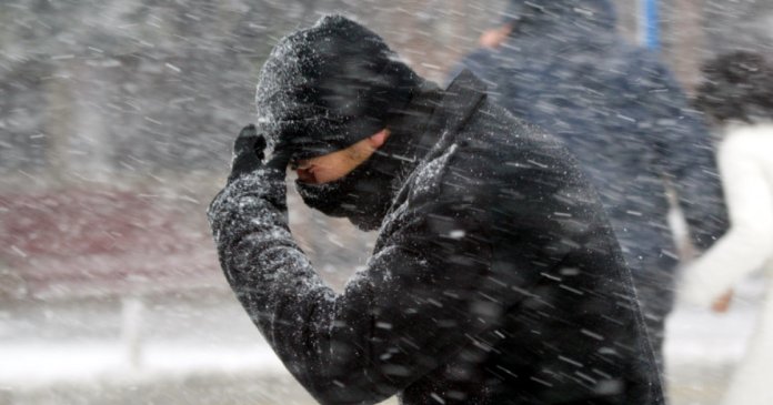 Vreme severe în România: Alertă galbenă în 23 de județe și alertă portocalie de viscol în regiunile montane, cu vânturi ce ating 140 km/h