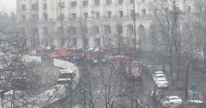 Incendiu la Ministerul de Finanțe: intervenția pompierilor s-a realizat cu autospeciale, iar traficul este blocat în zonă.