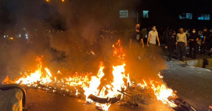 Protestele din Iran se intensifică: 38 de morți și 950 de agenți de poliție răniți. „Dacă doresc să ne împuște, să o facă! Ne-am săturat”