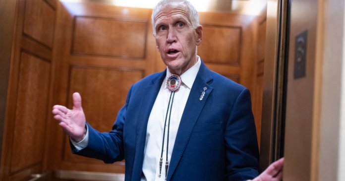 „Sunt plictisit de ignoranță”: Un senator republican contestă declarațiile lui Stephen Miller referitoare la Groenlanda, consilier al lui Trump.