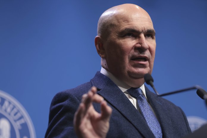 Reacția prim-ministrului Bolojan după ce un cadru universitar a ars diploma de doctorat în direct la televizor: „Nu ne lipsesc certificarile”