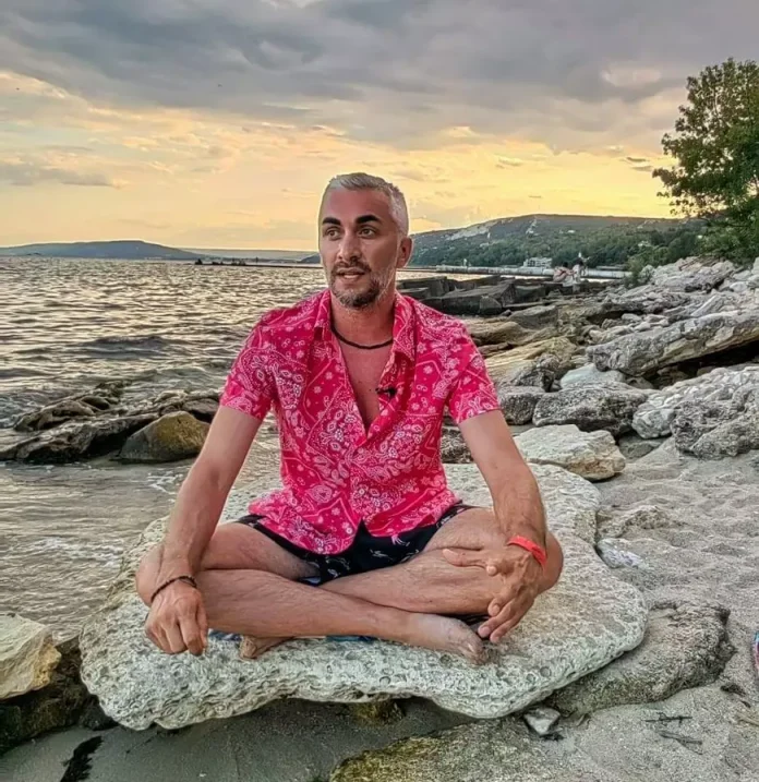 Un ex-angajat STB și TAROM, care comercializa parfumuri în paralel cu locul de muncă la stat, a ajuns acum să fie terapeut Reiki. Un ex-angajat STB și TAROM, care comercializa parfumuri în paralel cu locul de muncă la stat, a ajuns acum să fie terapeut Reiki.