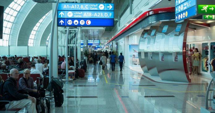 Aeroportul din Dubai, vizat de o dronă iraniană. Zborurile au fost suspendate.