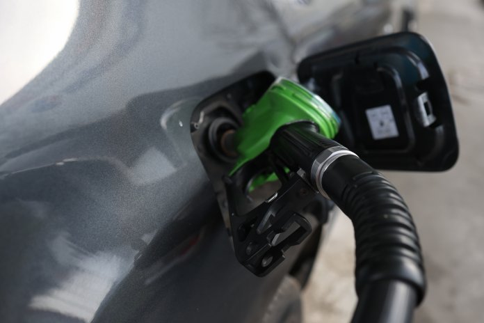 Ilie Bolojan declară că acciza va fi redusă „în prima fază” doar la motorină, nu și la benzină. „Fond de solidaritate” din „câștigurile excepționale” ale firmelor.