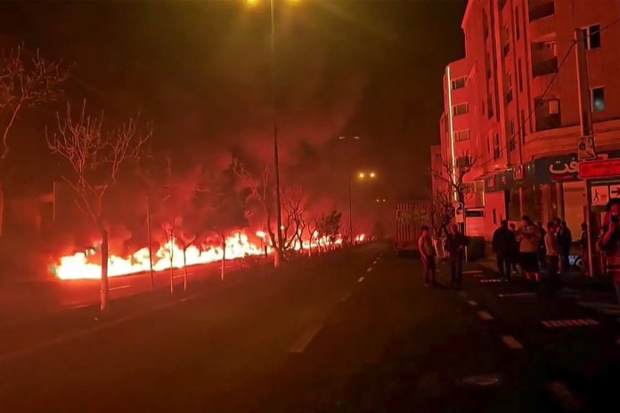 Premieră în conflict: Israelul a lovit facilități de stocare a petrolului iranian.