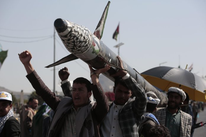 Premieră în conflictul din Orientul Mijlociu: Israelul declară că a identificat o lansare de rachetă din Yemen, în urma amenințărilor făcute de houthi de a se implica în luptă.