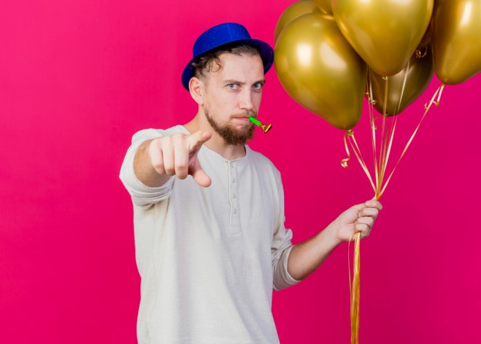 Cum se lipesc baloanele de tavan fără să folosești heliu?