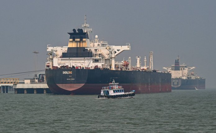 Iran percepe un impozit în bitcoin pentru navele ce doresc să navigheze prin apele sale. Care este prețul fiecărui baril de petrol?