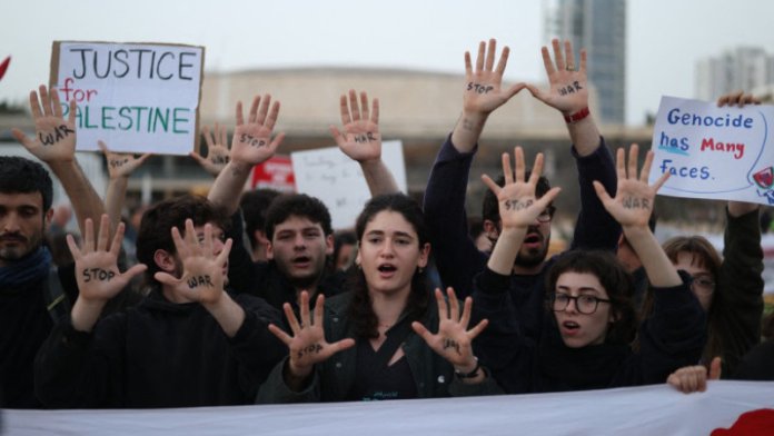 Proteste în Tel Aviv împotriva conflictului cu Iranul: „Nu atacați, discutați!”. Imagini de confruntări severe cu...