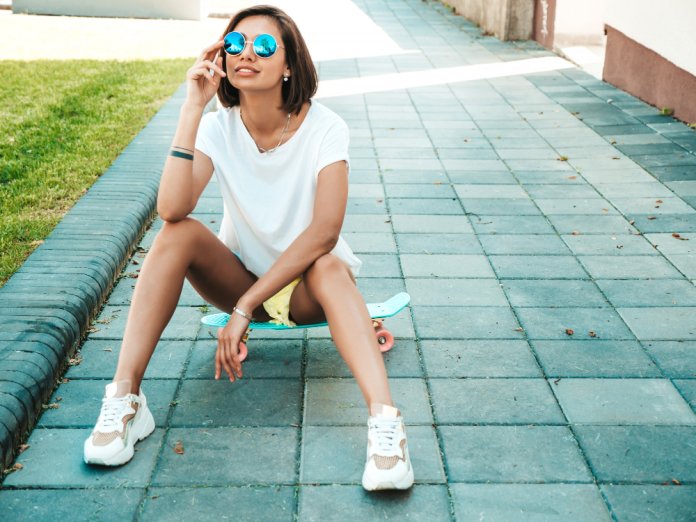 Ce sneakersi se poartă vara aceasta și de ce au ajuns piesa centrală a ținutei urbane Ce sneakersi se poartă vara aceasta și de ce au ajuns piesa centrală a ținutei urbane