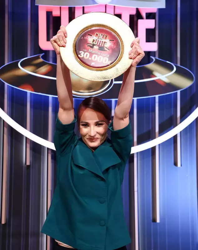 Marina Luca a triumfat în sezonul 17 al show-ului Chefi la cuțite 2026 Marina Luca a triumfat în sezonul 17 al show-ului Chefi la cuțite 2026. Ce valoare a încasat împreună cu Cuțitul de aur al chef-ului Sautner?