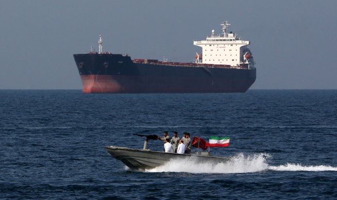 „Reacții de autoapărare: Forțele armate ale Statelor Unite atacă instalații și ambarcațiuni iraniene în vecinătatea Strâmtorii Ormuz”