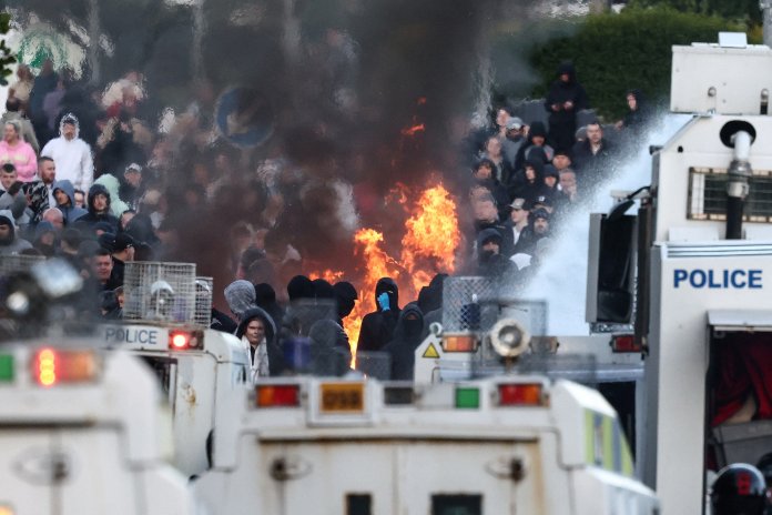 MAE comunică despre mutarea temporară a tuturor românilor influențați de manifestațiile din Belfast