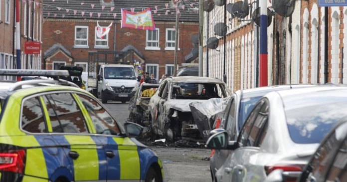 Trei familii de români afectate de violențele din Belfast; MAE: „Casele au fost distruse”