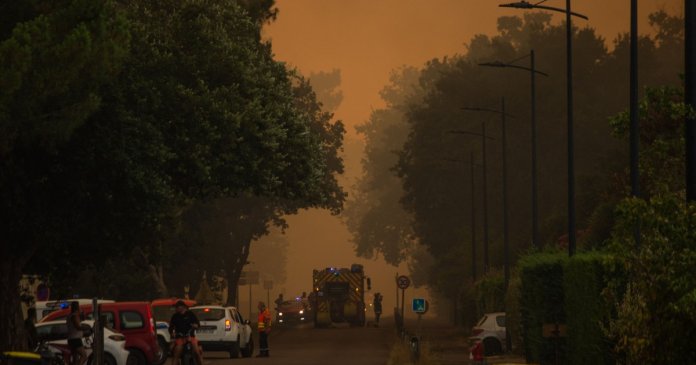 „Asemenea unui film de groază”: Declarații ale evacuaților din fața incendiului imens din Franța