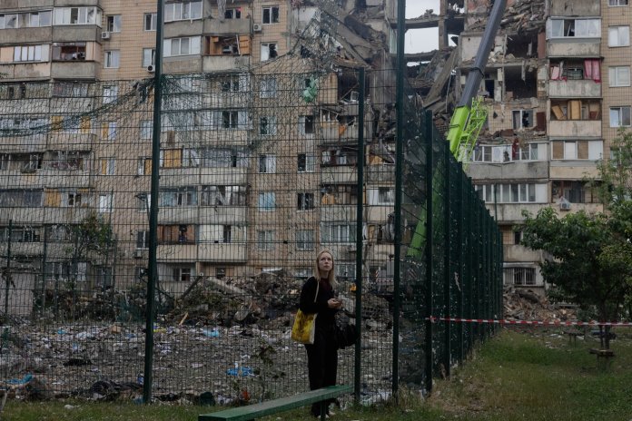 Atac devastator asupra Kievului înainte de summitul NATO: Clădiri în flăcări și scene dramatice în capitală / Cel puțin 9 morți și 34 de răniți