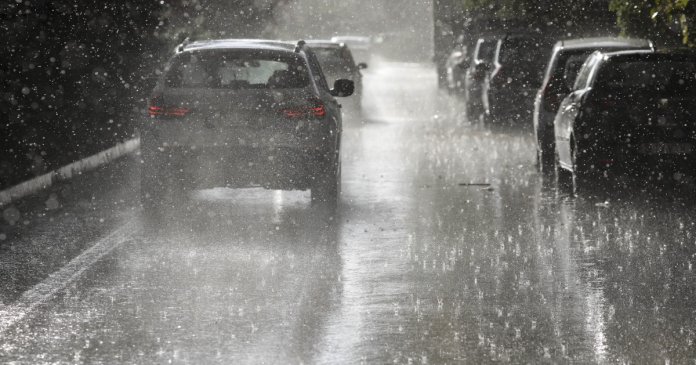 Avertizare de cod galben pentru precipitații și furtuni în 26 de județe și în București. Previziuni meteo pentru săptămâna următoare.