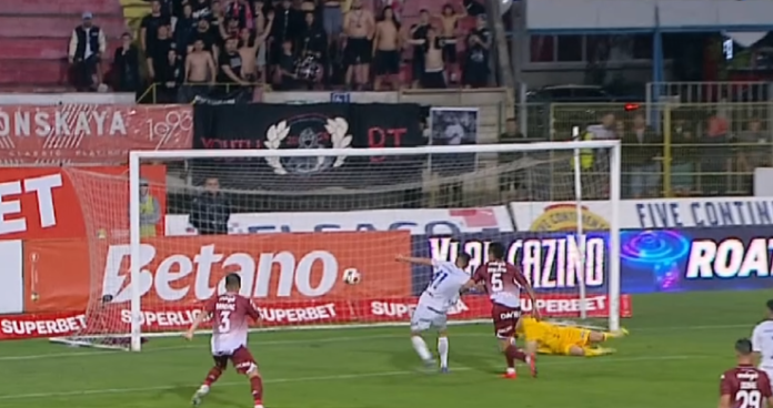 Haos complet la FC Botoșani - Rapid! Două decizii VAR, două cartonașe roșii și un penalty oferit după opt minute