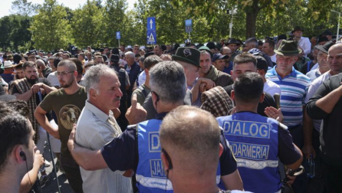 Mii de ciobani protestează în Capitală, jandarmii au reacționat cu gaze lacrimogene după evenimentul de la ANSVSA.