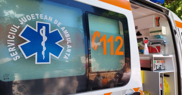 Ambulanță atacată cu topoare într-o localitate din Cluj, în urma unei declarații pe TikTok că „fură...