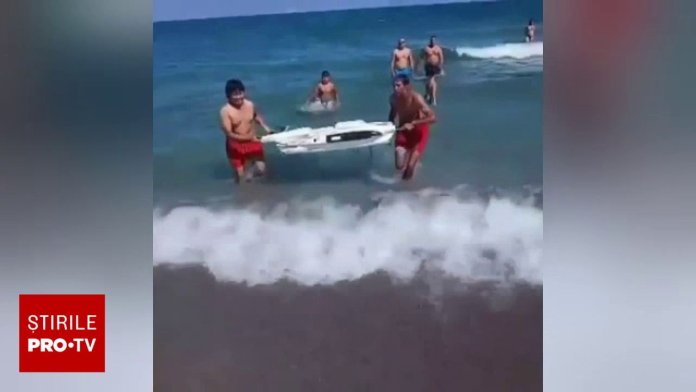 Doi călători surprinși în timp ce înregistrau momentul în care recuperau o bucată de dronă din mare la Năvodari. Oficialii avertizează: „Nu acționați pe cont propriu”