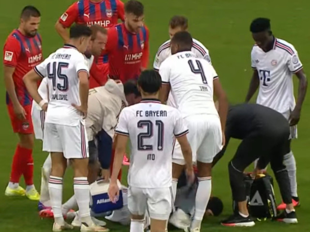 Incident de panică la Bayern! Jamal Musiala a căzut din nou pe teren, în doar 3 zile.