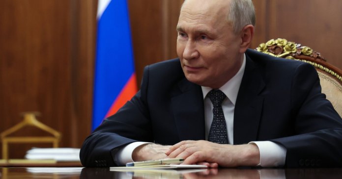 Ținuți în apartamente și departe de fierărie: deplasarea lui Vladimir Putin într-un oraș din Rusia, însoțită de...