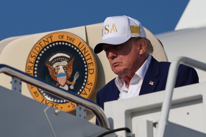 Trump s-a disimulat într-un cărucior de catering pentru a urca într-un avion secret de la summitul din Turcia, un plan orchestrat de Secret Service.